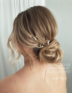 Pearl hair pins Bridal hair piece pearl Bridal hair pins pearl bridal headpiece pearl wedding hair jewelry pearl Wedding hair pins simple This beautiful set of 6 bridal hair pins is made with lots freshwater pearls. It looks beautiful above a bun, chignon, a half-up hair style or a plait.  Perfect for the bride or bridesmaids. Bridesmaid Hairstyles With Pearls, Bridesmaid Hair Pearls, Bride Hair Accessories Pearl, Bride Hair Pearl Pins, Bridesmaid Hair Pearl Pins, Bridesmaid Hair Inspo, Pearl Hair Pin Wedding, Pearl Wedding Hair, Pearl Bridal Headpiece