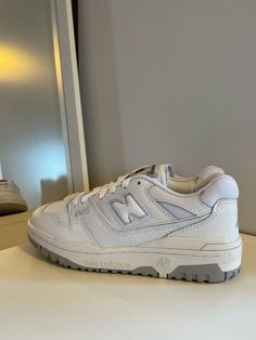 Shoes Nike Aesthetic, Aesthetic White Minimalist, New Balance 550 White Grey, Nike Aesthetic, Filmy Vintage, Nike Shoes Air Force, Shoes Outfit Fashion