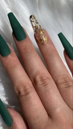 Emerald Green Nails Acrylic Coffin With Gold, Green Hoco Nail Ideas, Dark Emerald Green Nails Acrylic Coffin, Forest Green Hoco Nails, Emerald Green And Gold Prom Nails, Emerald Green Coffin Nails, Dark Green Hoco Nails, Silver Nails Gel, Emareld Green Nails