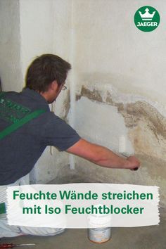 a man is painting a wall with white paint and the words feuchte wande streichen mitt so fouchblocker