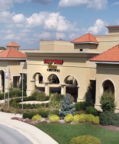 the front of a restaurant with landscaping around it