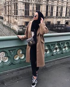 Khaoulathings Elegant Hijab Outfit, Check Shirt Outfit, Winter Hijab Outfits, Elegant Hijab, Outfits Hijab, Hooded Sweatshirt Dress, Modern Hijab