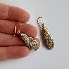 Gold Flower Earrings, Victorian Earrings, My Wedding Day, Earrings Art, Dope Jewelry, Funky Jewelry, Jewelry Lookbook, Gold Flower, Everyday Earrings