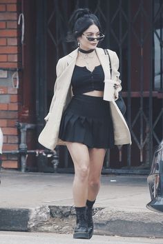 Rocker Chic Style Grunge, Vanessa Hudgens Outfits, Estilo Vanessa Hudgens, Summer Grunge Outfits, Goth Fits, Vanessa Hudgens Style, Outfit Botas, Badass Outfit, Rocker Girl