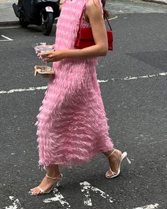 Flower Dress Street Style, Pink Spring Streetwear Hats, Jacquemus Spring 2024, Jacquemus Spring 2022, Parisian Lifestyle, Aesthetic Outfit Ideas, Spring Fashion Outfits, London Street Style, Pinterest Outfits