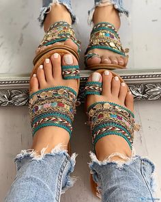 OrcaJump - Artisan-crafted Bohemian Toe Ring Sandals with Ethnic Flair Moda Hippie, Boho Chique, Boho Mode, Toe Ring Sandals, Estilo Hippie, Stil Boho, Casual Chique, Boho Sandals