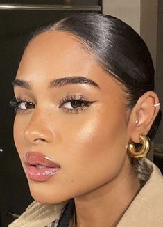 Slicked back hair with natural makeup and eye liner Butter lip gloss is from nyx ! Maquillaje Glowy, Dope Makeup, Makeup Pictures, Girls Black, Prom Makeup