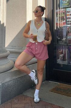 Basic Vacation Outfits, Italy Outfit Inspo Summer, Summer Outfits Europe, Cruise Fits, Adidas Samba Outfits, Casual Dinner Outfit Summer, Samba Outfits, Adidas Samba Outfit