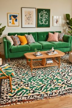 You’ll Love These 30 Green Couch Living Room Ideas – #5 Will Blow Your Mind – The Crafty Hacks Bright Green Couch, Kelly Green Room, Bright Green Living Room, Frames Above Couch, Green Couch Living Room Ideas, Green Couch Decor, Green Couches, Living Room Design Green, Decor Behind Couch