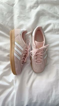 Light Pink Adidas Gazelle, Light Pink Gazelle, Pink Gazzels, Shoe Inspo 2024, Pink Spezial Adidas, Adidas Pink Shoes, Adidas Shoes Pink