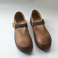 Vintage Brown Flat Leather Shoes, Vintage Flat Leather Shoes, Vintage Leather Shoes With Textured Sole And Closed Toe, Vintage Brown Leather Flat Heel Shoes, Vintage Leather Shoes With Textured Sole, Retro Brown Leather Shoes With Rubber Sole, Leather Sandals Flat, Import From China, Leather Flat Shoes