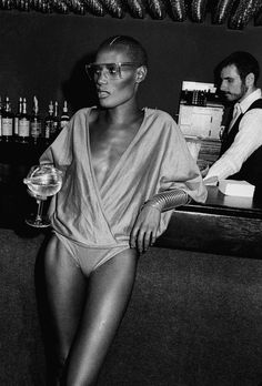 Grace Jones at Studio 54. Studio 54. Skilled by the rhythm of the transgression, the # Studio54 years have upset and conditioned sounds and fashion in their own time and in the coming one. From my book: in my book: "Macabre and Grotesque in Fashion and Costume" available here: https://www.progedit.com/index.php?where=scheda&id=589 Film Vintage, Charlotte Rampling, Studio 54, Alexa Chung, Moda Vintage, Mode Inspo, Forever Young