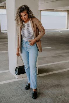 How To Wear a Striped Shirt and Create Chic Outfits - MY CHIC OBSESSION Tee And Jeans Outfit, Striped Top Outfit, Outfits With Striped Shirts, Stylish Street Style, My Chic Obsession, Oversized Striped Shirt, Classic Capsule Wardrobe, Blue Jean Outfits, Chic Outfit Ideas