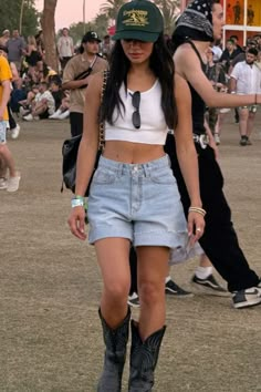 Camping Outfits Whiskey Festival Outfit, Acl Concert Outfits, Texas Festival Outfit, Exit Festival Outfits, Summer Festival Aesthetic Outfit, Hinterland Festival Outfit, Glastonbury 2024 Outfits, 2024 Music Festival Outfits, Lollapalooza Outfit Ideas 2024