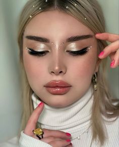 Makeup Piedras, Masquerade Makeup Ideas, Makeup For White Dress, Masquerade Makeup, Purple Makeup Looks, Gold Makeup Looks, Concert Makeup, Rhinestone Makeup