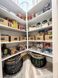 Walk In Food Storage, Pantry Shelf Design, Chip Organization Pantry, Apartment Pantry Organization Ideas, How To Organize Pantry, Home Organization Pantry, Pantry Organization Ideas Walk In, How To Organize Pantry Shelves, First House Decor