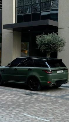 Green Aesthetic Car, Iit Wallpapers, Green Range Rover, Range Rover Wallpaper, Range Rover Aesthetic, Car Range Rover, Range Rover Sv, Dr Car, Rich Cars