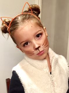 Cat Face Makeup, Carnaval Make-up, Halloween Makeup For Kids, Maquillage Halloween Simple, Obličejové Masky, Kitty Face Paint, Cat Makeup Halloween, Diy Costumes Kids