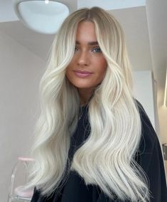 26 Blonde Hair Color Ideas 2025 – Fall, Icy, Platinum, and Balayage Trends Low Lights Hair Blond, Fall Winter Balayage, All Over Blonde Hair Color, Creamy Vanilla Blonde Hair, Blonde Hair Winter, Highlights Low Lights, Winter Balayage, Curly Hair Brown, Ashy Blonde Balayage