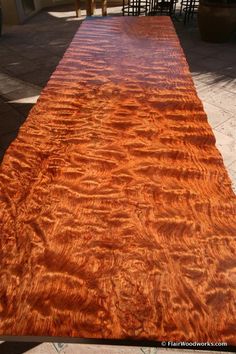 an orange carpet is laying on the ground in front of some chairs and a table