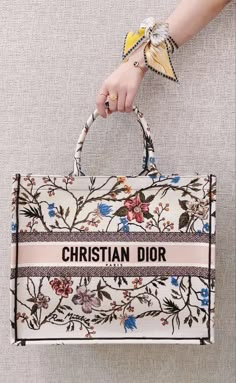 Christian Dior Logo, Anniversaire Diy, Christian Dior Paris, Book Tote Bag, Dior Logo, Dior Book Tote, Embroidered Canvas, Replica Designer Handbags, Hermes Handbags