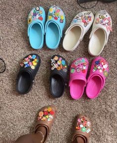 Cool Crocs, American Flag Shoes, Custom Shoes Diy, Jordans Girls, Cute Slippers, Beautiful Sandals, Hype Shoes, Girly Shoes