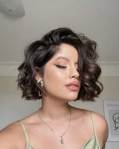 Pelo Bob Ondulado, Wavy Bob Haircuts, Short Wavy Hair, Short Bob Haircuts, Short Hair Haircuts, Short Curly Hair, Pixie Cuts