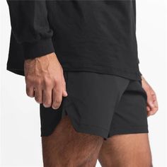 Short Masculino de Academia Preto: Alto Desempenho & Conforto Procurando o shorts ideal para turbinar seus treinos na academia? Não procure mais! Nosso short combina estilo e conforto, permitindo que você treine com confiança e liberdade de movimento. Os Short Masculino de Academia Preto são essenciais para atletas que buscam o melhor em desempenho esportivo. Seu design preto clássico e moderno permite que você treine com estilo e confiança. TAMANHO CINTURA QUADRIL COMPRIMENTO P 70cm 104cm 47cm Short Pants Outfit Men, Running In The Dark, Gym Shorts Men, Outfit Ideas Inspiration, Short Pants Outfit, Pants Outfit Men, Running Shorts Men, Men Sport, Nike Running Shorts