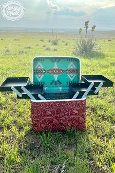 ALL SALES FINAL This makeup box is a tooled leather print on the outside and turquoise Aztec on the inside - the perfect combo to get ready in style! With sliding trays, this box will keep all your beauty goods securely in place even when the world's spinning. Don't just look your best, feel your best with this one of a kind make up box. L10.75"XW7"XH9" Chic Makeup, All The Small Things, Western Chic, Makeup Box, Tooled Leather, Beauty Favorites, Makeup Case, Makeup Essentials, Beauty Box