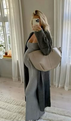 Pregnant Concert Outfit Winter, What To Wear When Your Pregnant, Pregnant Women Outfits Casual, Maternity Plane Outfit, Long Dress With Uggs, How To Dress While Pregnant, Winter Fashion Pregnant, Pregnant Girl Outfits, Pregnant Going Out Outfit Night