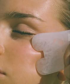 Facial Self Care Aesthetic, Gua Sha Aesthetic Pictures, Gua Sha Photography, 2025 Vision Board Aesthetic Clear Skin, Skincare Aesthetic Gua Sha, Natural Face Lift, Yoga Facial, Face Roller, روتين العناية بالبشرة