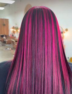 Streak Color Hair, Strong Color Contrast Hair, Color Hair Ideas Pink, Pink Skunk Highlights, Stunk Hair Dye, Hot Pink And Brown Hair, Pink Streaks In Hair