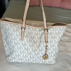 Michael Kors Neverfull Tote!! Bought Brand New From The Mk Store. It Is Lightly Used, But Kept In Great Condition. No Scratches Or Serious Damage, Just Normal Wear On The Inside (See Photos) Perfect For School, Everyday Use, Or Good Over-Night Bag. Hand Bags For School, School Purse, Michael Kors Tote Bag, Mom Bag, School Bag Essentials, Handbags For School, Mom Bags, Bags Michael Kors, Bag Essentials