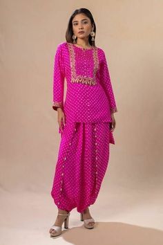 Bandhani Coord Set, Bandhani Kurta Designs Women, Bandhej Kurti Designs, Bandhani Suits Design, Bandhani Kurti Designs, Bandhani Dress Pattern, Bandhani Suit, Bandhani Pattern, Unique Sewing Patterns