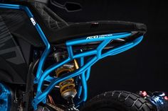 the front end of a blue and black dirt bike with its brake system on it