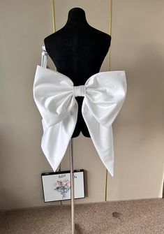 This high-end satin bow stands out with its exquisite craftsmanship and elegant design. The pin cleverly fixed on the back allows you to easily fix it anywhere you want. Whether as an embellishment of clothing or as a matching accessory, it can add a unique beauty to your overall look. This bow is not only suitable for various occasions, but also shows the wearer's taste and personality. Whether it is daily wear or a special party, it can make you the focus and attract everyone's attention. Let Luxury Detachable Bow Tie, Elegant White Bow With Ribbon, Elegant White Ribbon Bow, Formal White Detachable Bow, Formal White Bow, Chic Evening Bow With Detachable Feature, White Satin Bow For Evening, Chic Satin Bow Tie For Evening, Chic Evening Bow Tie With Satin