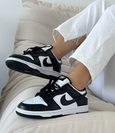 Black Nike Shoes Aesthetic, Female Jordans Sneakers, Black Sneakers Aesthetic, Nike Shoes Women Black, Black Nike Dunks, Nike Jordan Women, Nike Jordans Women, Sneakers Black And White