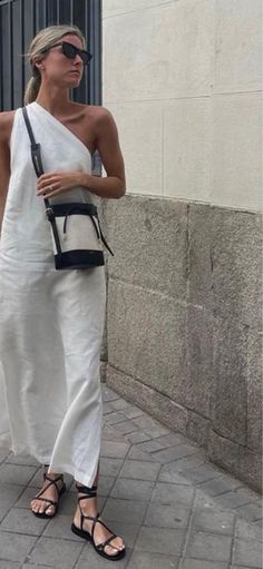 White Linen Dress Outfit, Street Style Classy, White Outfit Summer, Street Style Comfy, Linen Dress Outfit, White Cross Body Bag, Basics Outfit, One Shoulder Dress Black, Linen Summer Outfits