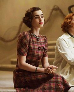 “Lily Collins in The Last Tycoon, 2016” Oppenheimer Outfit, Lily Collins Dress, Lily Collins Hair, Vestidos Retro, Fashion Tips For Men, 30s Fashion, Tall Fashion, Retro Mode