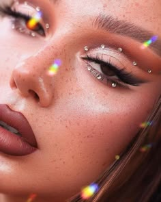 Carnaval Makeup Ideas, Makeup Ideas With Rhinestones, Euforia Makeup, Euphoria Aesthetic Makeup, Make Up Carnaval, Euphoria Makeup Aesthetic, Belleza Aesthetic, Euphoria Inspired Makeup, Coachella Makeup