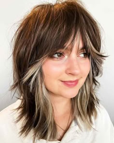 26 Most Requested Shoulder-Length Choppy Haircuts for a Trendy Look Choppy Haircuts, Shaggy Hair, Shag Hairstyles, Shoulder Length Hair Cuts, Shag Haircut, Feathered Hairstyles, Shoulder Length Hair, Hairstyles With Bangs, Pretty Hairstyles