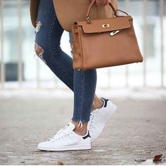 Look Zara, Mode Tips, Hermes Kelly Bag, Zara Outfit, Kelly Bag, Cooler Look, Hermes Handbags, Trendy Sneakers, Prada Handbags