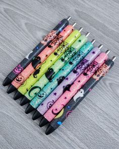 several pens with different designs on them are lined up in the same pattern as each other