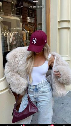 Fur Jacket Outfit, Fur Coat Outfit, Cap Outfit, Faux Fur Coats, Fur Coats, Oversized Jacket, Winter Fashion Outfits, Faux Fur Coat, Fall Winter Outfits