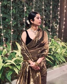 Metallic Tissue Saree, Iconic Saree Looks, Golden Saree Look, Metallic Saree, Modern Sarees, Trending Saree, Saree For Wedding, Gold Saree, Molten Gold