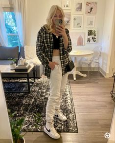 Sweatpants And Nike Blazers, Nike Blazer Fall Outfit, Womens Nike Sneakers Outfit, Blazers Nike Outfits For Women, White Nike Sneakers Outfit, Womens Nike Blazer Mid Outfit, White Jogger Outfit