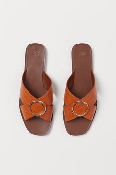 Pretty Sandals, Fashion Shoes Sandals, Corte De Cabelo Masculino, Girly Shoes, Casual Flat Shoes, Leather Sandals Women, Elegant Shoes, Decorative Metal, Comfy Shoes