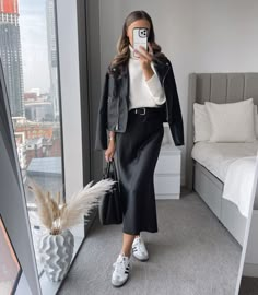 Fall Look With Skirts, Business Casual Outfits Midi Skirt, Business Casual Slip Skirt, Aritzia Midi Skirt, Work Wear Skirt, Black Silk Long Skirt, Black Jupe Outfit, Black Midi Skirt Fall Outfit, Styling Silk Midi Skirt