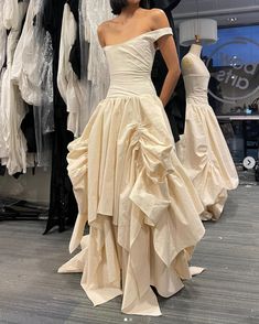 Collection Couture, Textiles Fashion, Wedding Dress Inspiration, Dress Inspo, Playing Dress-up, Pretty Dresses, Design Inspo, A Dress, Wedding Inspo