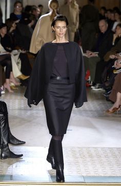 Hermès Fall 2003 - Look 23 Outfits New York, Couture Accessories, All Black Fashion, Runway Fashion Couture, All Black Outfit, Edgy Outfits, Black Outfit, Paris Fashion, New York Fashion Week